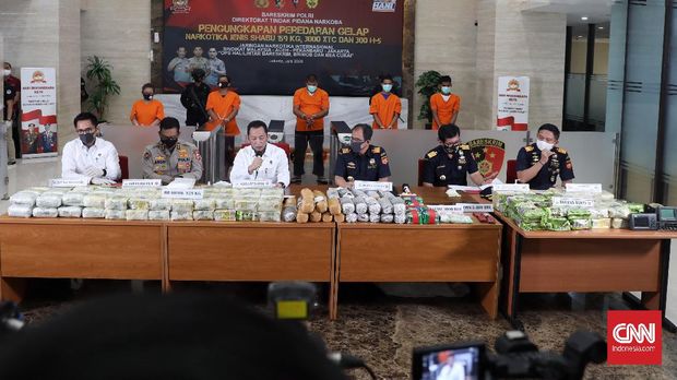Bareskrim Direktorat Tindal Pidana Narkoba mengungkap jaringan narkoba teroganisir internasional menggunakan moda transportasi laut yang dirilis Di Bareskrim, Jakarta, Kamis, 25 Juni 2020. Enam tersangka dengan barang bukti 159 kilogram sabu, 3000 butir ekstasi, 300 butir H-5, dan perlengkapan lainnya. CNN Indonesia/Safir Makki