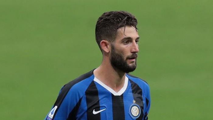 MILAN, ITALY - JUNE 21:  Roberto Gagliardini of FC Internazionale looks on during the Serie A match between FC Internazionale and UC Sampdoria at Stadio Giuseppe Meazza on June 21, 2020 in Milan, Italy.  (Photo by Emilio Andreoli/Getty Images)