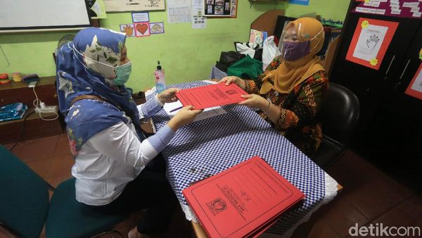 SDN Menteng 01 Bagikan Rapor dengan Terapkan Protokol Kesehatan