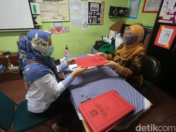 SDN Menteng 01 Bagikan Rapor dengan Terapkan Protokol Kesehatan