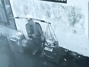 Praktik Pedagang Ludahi Bakso Bikin Waswas dan Ciri Makanan Berpenglaris Praktik Pedagang Ludahi Bakso Bikin Waswas dan Ciri Makanan Berpenglaris
