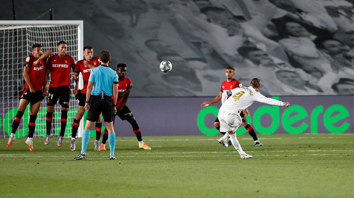 Ramos mencetak gol lewat tendangan bebas saat Madrid bertemu Mallorca. Foto: Twitter @realmadriden