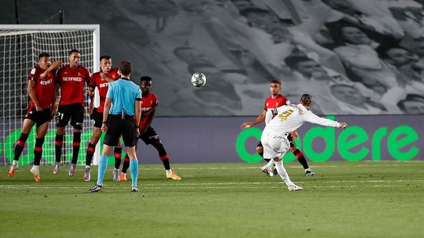 Sergio Ramos mencetak gol ke gawang Real Mallorca, Rabu (24/6/2020).