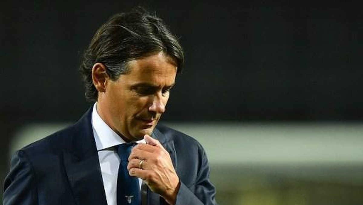 Simone Inzaghi tidak akan mudah menjalani tugasnya di Inter Milan. (Foto: AFP/MIGUEL MEDINA)
