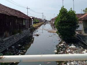 Sungai Menjijikkan di Pasuruan Sudah Dikeruk, Desa Diminta Bikin TPS