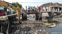 Sungai Menjijikkan Penuh Sampah di Pasuruan Dikeruk