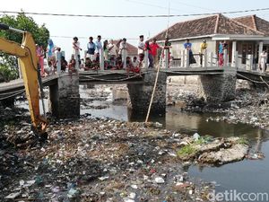 Sungai Menjijikkan Penuh Sampah di Pasuruan Dikeruk