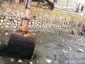 Sungai Menjijikkan Penuh Sampah di Pasuruan Akhirnya Dikeruk