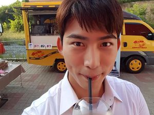 Taecyeon 2PM Diberi Salak di Jakarta: What Is This? Taecyeon 2PM Diberi Salak di Jakarta: What Is This?