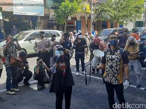 Risma Kunjungi Pasar Genteng Bersama Menko PMK