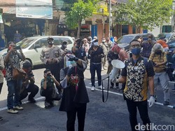 Risma Kunjungi Pasar Genteng Bersama Menko PMK