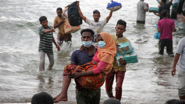 Evakuasi Paksa 94 Pengungsi Rohingya ke Daratan