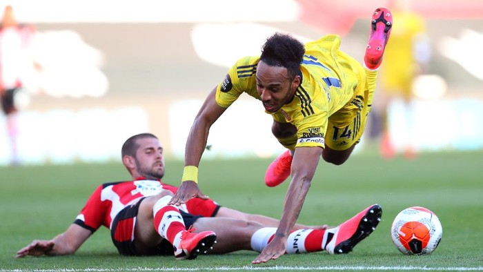 SOUTHAMPTON, ENGLAND - JUNE 25: Jack Stephens of Southampton fouls Pierre-Emerick Aubameyang of Arsenal leading to a red card during the Premier League match between Southampton FC and Arsenal FC at St Marys Stadium on June 25, 2020 in Southampton, United Kingdom. (Photo by Catherine Ivill/Getty Images)