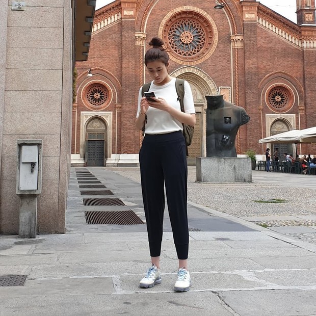 Fashion Kang Sora / instagram @reveramess_ Fashion Kang Sora saat menggunakan outfit yang basic