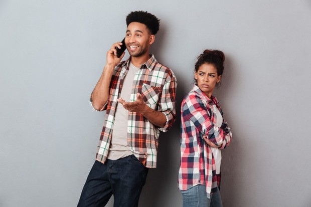 saat pacarmu tak mau mendengarkan atau terlalu sibuk menelpon dan mengacuhkanmu, maka dia tak mau memahamimu