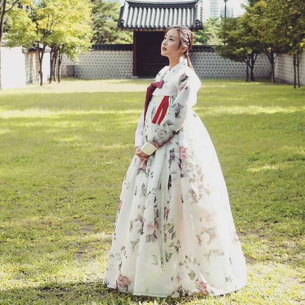 Fashion Kang Sora / instagram @reveramess_ Fashion Kang Sora saat menggunakan hanbok