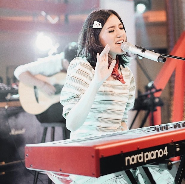 Ify Alyssa menyanyi.