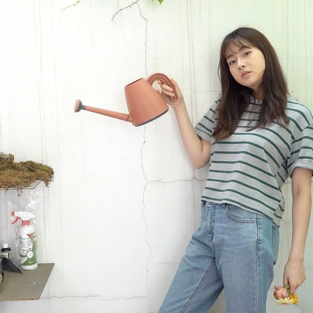 Fashion Kang Sora / instagram @reveramess_ Fashion Kang Sora saat menggunakan T-Shirt dan Jeans