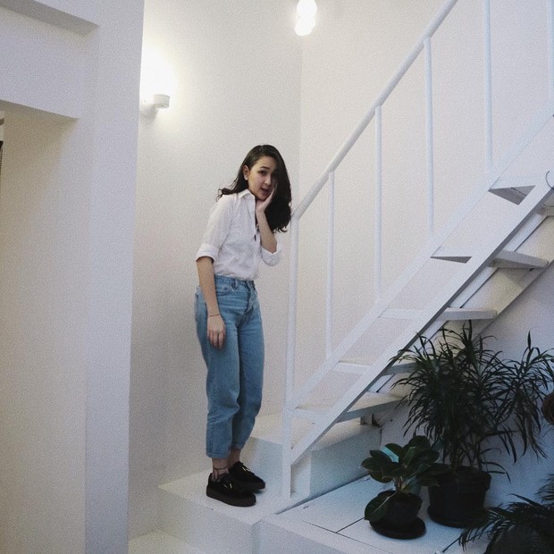 Agatha Pricilla menggunakan celana jeans dan atasan putih.