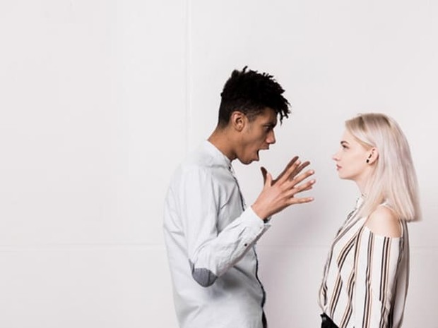 Saat pasanganmu kehilangan control di depan umum, mengkritik kebiasaanmu di depan teman-temanmu. Berarti dia tak memahamimu walaupun dia mencintaimu