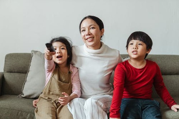 Menonton Bersama Anak/ Sumber: Pexels.com Menonton bersama dapat menjadi alternatif untuk aktivitas seru anak-anak.