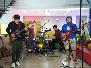 Melihat Lagi Keseruan Fadly Padi dan Endah Laras di AIB Show Melihat Lagi Keseruan Fadly Padi dan Endah Laras di AIB Show