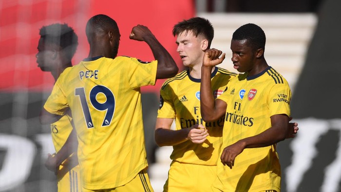 SOUTHAMPTON, ENGLAND - JUNE 25: Eddie Nketiah of Arsenal celebrates with teammates after scoring his sides first goal during the Premier League match between Southampton FC and Arsenal FC at St Marys Stadium on June 25, 2020 in Southampton, United Kingdom. (Photo by Mike Hewitt/Getty Images)