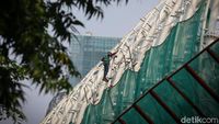 Bak Spiderman! Pekerja LRT Bergelantungan Pertaruhkan Nyawa