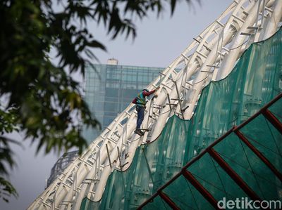 Bak Spiderman! Pekerja LRT Bergelantungan Pertaruhkan Nyawa