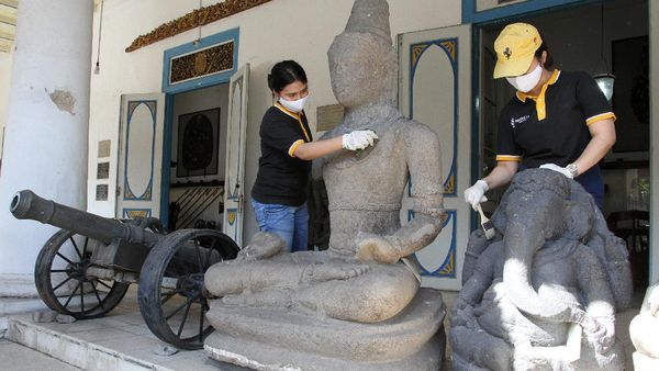 Foto: Bersih-bersih Museum Radya Pustaka Sambut New Normal