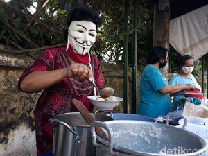 Unik, Penjual Bubur Ini Pakai Topeng Saat Layani Pelanggan