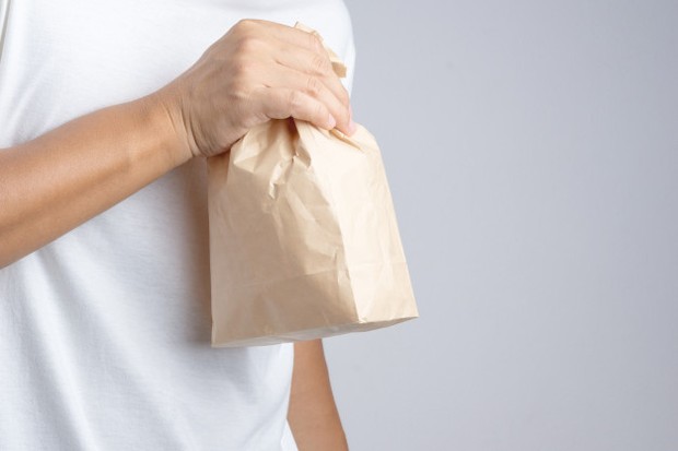 Ilustrasi Bernapas Menggunakan Kantong Kertas