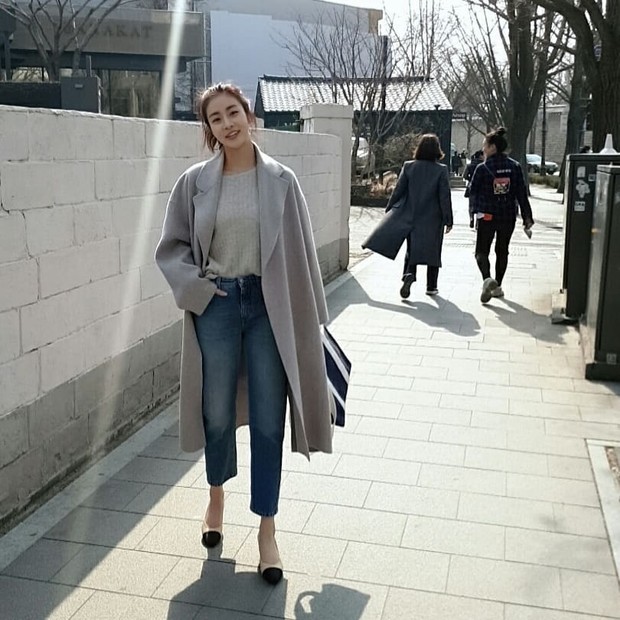 Fashion Kang Sora / instagram @reveramess_ Fashion Kang Sora saat menggunakan long coat