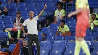 Sementara Pep Guardiola sibuk memberikan arahan. AP Photo/Paul Childs,Pool.