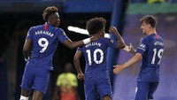 Willian merayakan golnya bersama Tammy Abraham dan Mason Mount. AP Photo/Adrian Dennis,Pool.