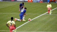 Pertandingan di Stamford Bridge, London, Jumat (26/6/2020) dini hari WIB diawali dengan seremoni solidaritas gerakan Black Lives Matter. AP Photo/Paul Childs,Pool.