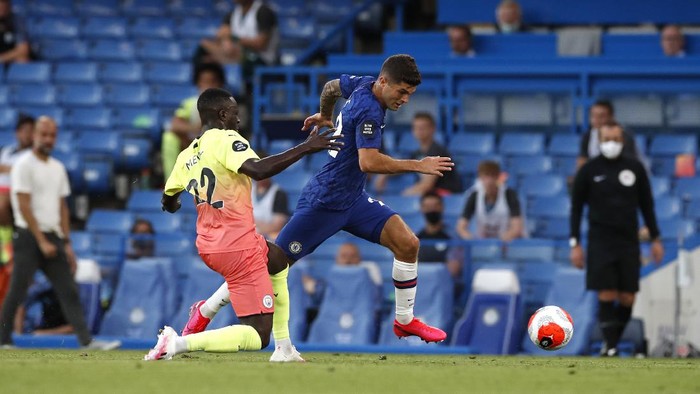 LONDON, ENGLAND - JUNE 25: Christian Pulisic of Chelsea runs with the ball past Benjamin Mendy of Manchester City before scoring his teams first goal during the Premier League match between Chelsea FC and Manchester City at Stamford Bridge on June 25, 2020 in London, United Kingdom. (Photo by Paul Childs/Pool via Getty Images)