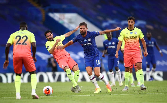 LONDON, ENGLAND - JUNE 25: Olivier Giroud of Chelsea and Ilkay Gundogan of Manchester City battle for possession during the Premier League match between Chelsea FC and Manchester City at Stamford Bridge on June 25, 2020 in London, United Kingdom. (Photo by Julian Finney/Getty Images)