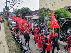 PDIP Bekasi Long March ke Polres, Tuntut Polisi Tangkap Pembakar Bendera Partai
