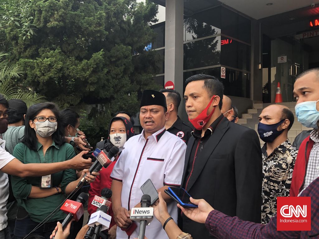 DPD PDIP DKI Jakarta melaporkan aksi pembakaran bendera partai ke Polda Metro Jaya, Jumat (26/6).