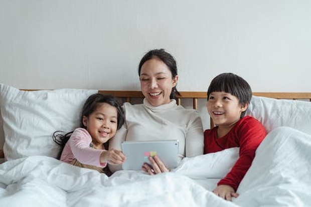 Bermain Gadget Bersama/ Sumber: Pexels.com Mengajak si kecil bermain gadget bersama dapat melatih untuk bisa menggunakan gadget dengan lebih bijaksana.