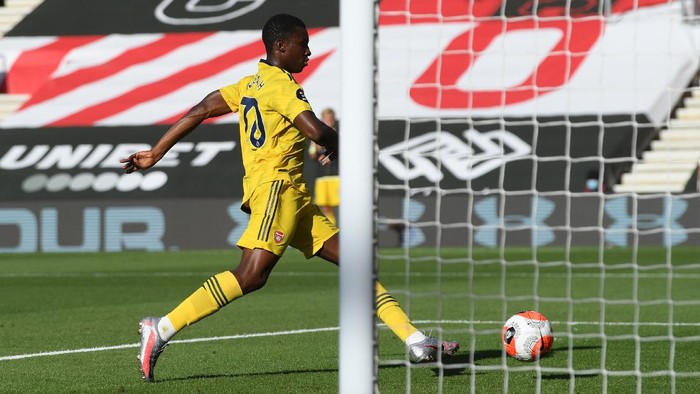 SOUTHAMPTON, ENGLAND - JUNE 25: Eddie Nketiah of Arsenal scores his sides first goal during the Premier League match between Southampton FC and Arsenal FC at St Marys Stadium on June 25, 2020 in Southampton, United Kingdom. (Photo by Mike Hewitt/Getty Images)