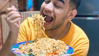 Fadil Jaidi Ngemil Es Krim dan Es Kopi, Begini Gayanya!