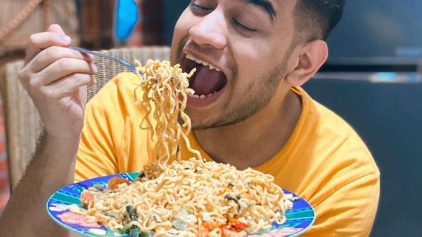 Fadil Jaidi Ngemil Es Krim dan Es Kopi, Begini Gayanya!