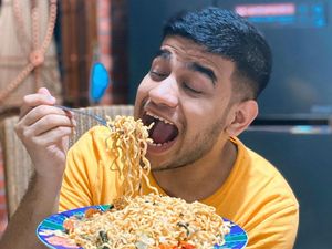 Fadil Jaidi Ngemil Es Krim dan Es Kopi, Begini Gayanya! Fadil Jaidi Ngemil Es Krim dan Es Kopi, Begini Gayanya!