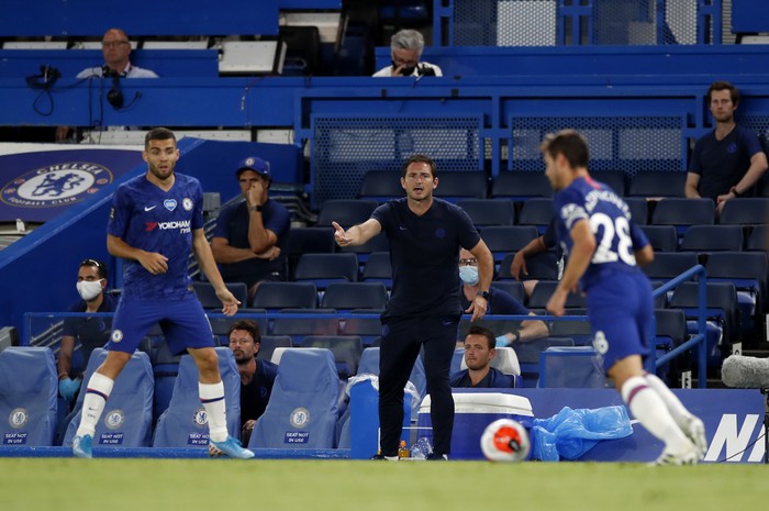 LONDON, ENGLAND - JUNE 25: Frank Lampard, Manager of Chelsea gives his team instructions during the Premier League match between Chelsea FC and Manchester City at Stamford Bridge on June 25, 2020 in London, United Kingdom. (Photo by Paul Childs/Pool via Getty Images)