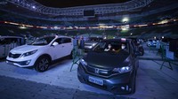 Sejumlah kendaraan berbaris rapi di dalam Stadion Palmeiras yang berubah fungsi menjadi lokasi bioskop drive-in di masa pandemi COVID-19.