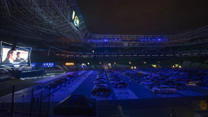 Gegara Corona, Stadion Bola di Brasil Jadi Lokasi Bioskop Drive-In Salah satu stadion bola paling modern di Brasil berubah fungsi di masa pandemi COVID-19. Stadion itu kini jadi lokasi bioskop drive-in.