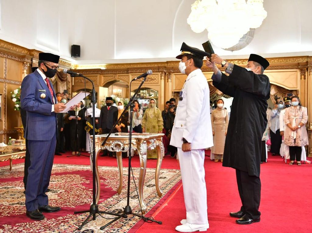 Lantik Pj Walkot Makassar, Gubernur Ingatkan Camat Bantu Tuntaskan Corona Lantik Pj Walkot Makassar, Gubernur Ingatkan Camat Bantu Tuntaskan Corona