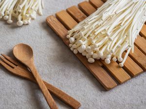 Tips Memilih Jamur Enoki yang Aman untuk Dikonsumsi Tips Memilih Jamur Enoki yang Aman untuk Dikonsumsi